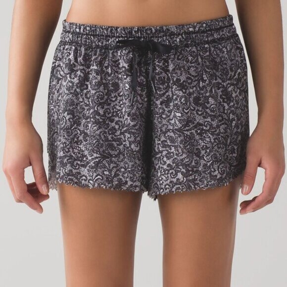 Lululemon Hit It Short (3 1/2") Mini Cinder Lace White Black / Black Size 4 - Picture 1 of 9